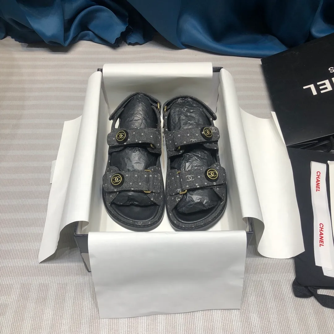 👟👟Ex-factory price 480👟👟Chanel 2025ss new Velcro sandals, top counter quality (welcome🆚comparison)💪 ⚠️As Chanel's classic shoe king, it is a hot item every summer. Once you start wearing sandals in summer, sports shoes will be relegated to the sidelines! Haha, the pattern will change a little every year, ⚠️2020 Chanel Spring and Summer New Season Double C Velcro Casual Sandals, 💯The upper adds more fashionable elements of Xiaoxiang, ⚠️Lingge electric embroidery. The upper is cowhide and the lining is sheepskin. It is comfortable and breathable to wear. It is very comfortable and versatile. ⚠️A very comfortable sandal for the feet! Size 35-40 (custom-made for 41)